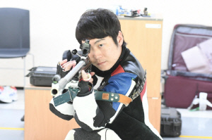 '소총 내려놓는' KT 김상도 