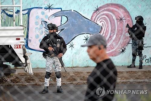 (플라야스데티후아나 2025년 10월 16일 멕시코 바하칼리포르니아주 플라야스데티후아나의 검찰청 청사 주변을 멕시코 국가방위대 대원들이 경비하고 있다. 전날 밤 이 검찰청사에 배후가 밝혀지지 않은 드론 공격이 가해졌다. 미국 국경에 가까운 플라야데티후아나는 마약 밀매의 허브로 꼽히는 지역이다. (Photo by Guillermo Arias / AFP) 2025.11.4.