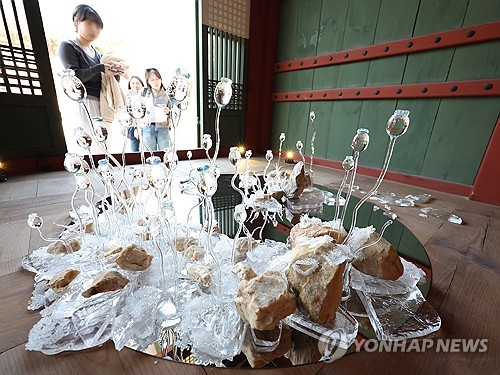 (서울=연합뉴스) 강민지 기자 = 국가유산청 예담고 프로젝트전 '땅의 조각, 피어나다' 개막한 4일 서울 중구 덕수궁에서 관람객이 작품을 둘러보고 있다. 전시는 예담고(국가 귀속유산으로 선정되지 않은 유물을 보관·관리·활용 시설)에서 보관 중인 유물을 활용한 작품을 선보인다. 2025.11.4 mjkang@yna.co.kr