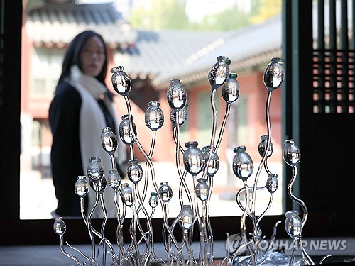 (서울=연합뉴스) 강민지 기자 = 국가유산청 예담고 프로젝트전 '땅의 조각, 피어나다' 개막한 4일 서울 중구 덕수궁에서 관람객이 작품을 둘러보고 있다. 전시는 예담고(국가 귀속유산으로 선정되지 않은 유물을 보관·관리·활용 시설)에서 보관 중인 유물을 활용한 작품을 선보인다. 2025.11.4 mjkang@yna.co.kr
