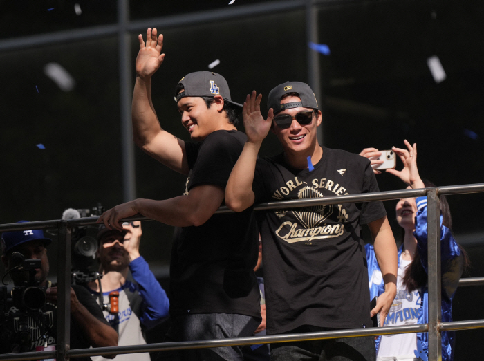 "야마모토 덕분에 여기 올 수 있었다" 우승 퍼레이드 참석 오타니 감사 인사, 6년간 가을야구 못 하다가 다저스 이적 후 새 세상 열려
