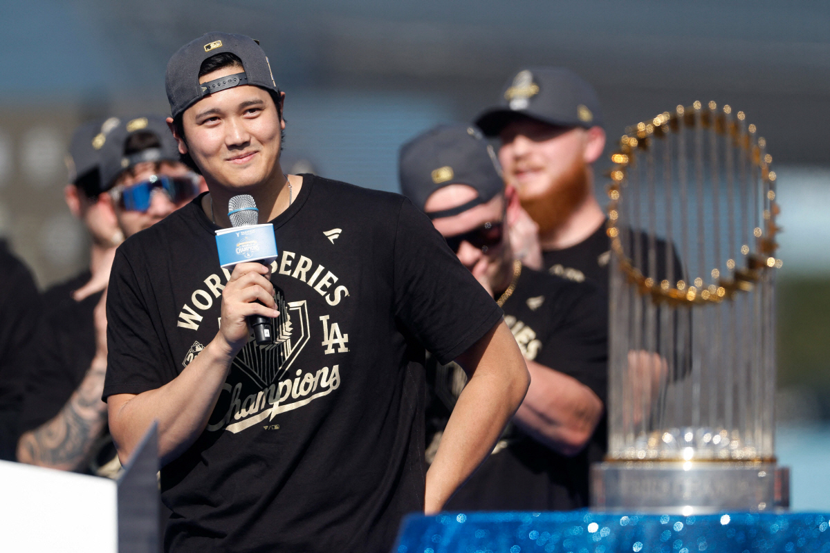 "야마모토 덕분에 여기 올 수 있었다" 우승 퍼레이드 참석 오타니 감사 …