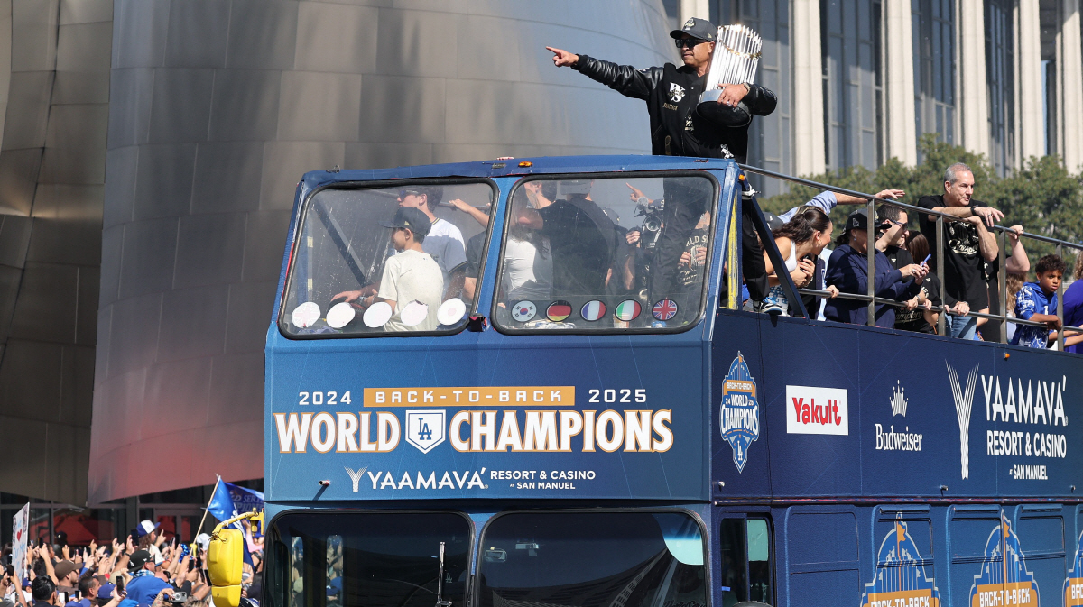 "야마모토 덕분에 여기 올 수 있었다" 우승 퍼레이드 참석 오타니 감사 …