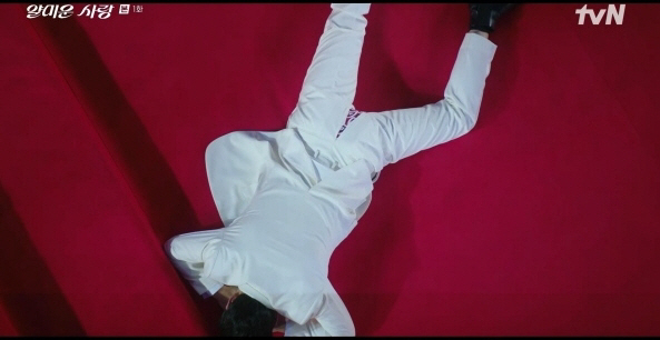 이정재, 바지 찢어져 팬티 생중계...굴욕의 레드카펫 엔딩 ('얄미운사랑…