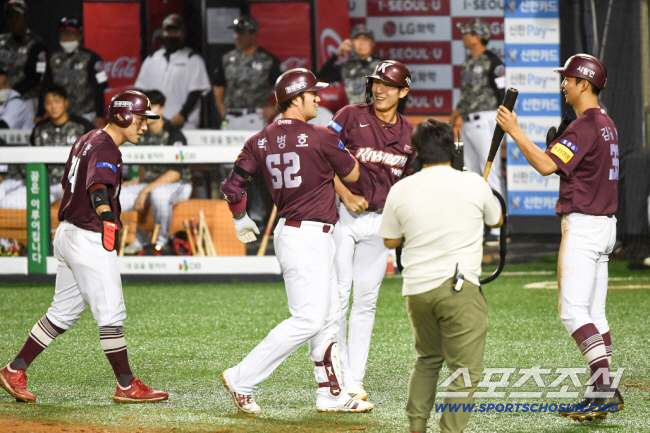 '역사상 최초 4년 연속 → 홈런왕만 6번' 끝내 우승 트로피는 한번도 …