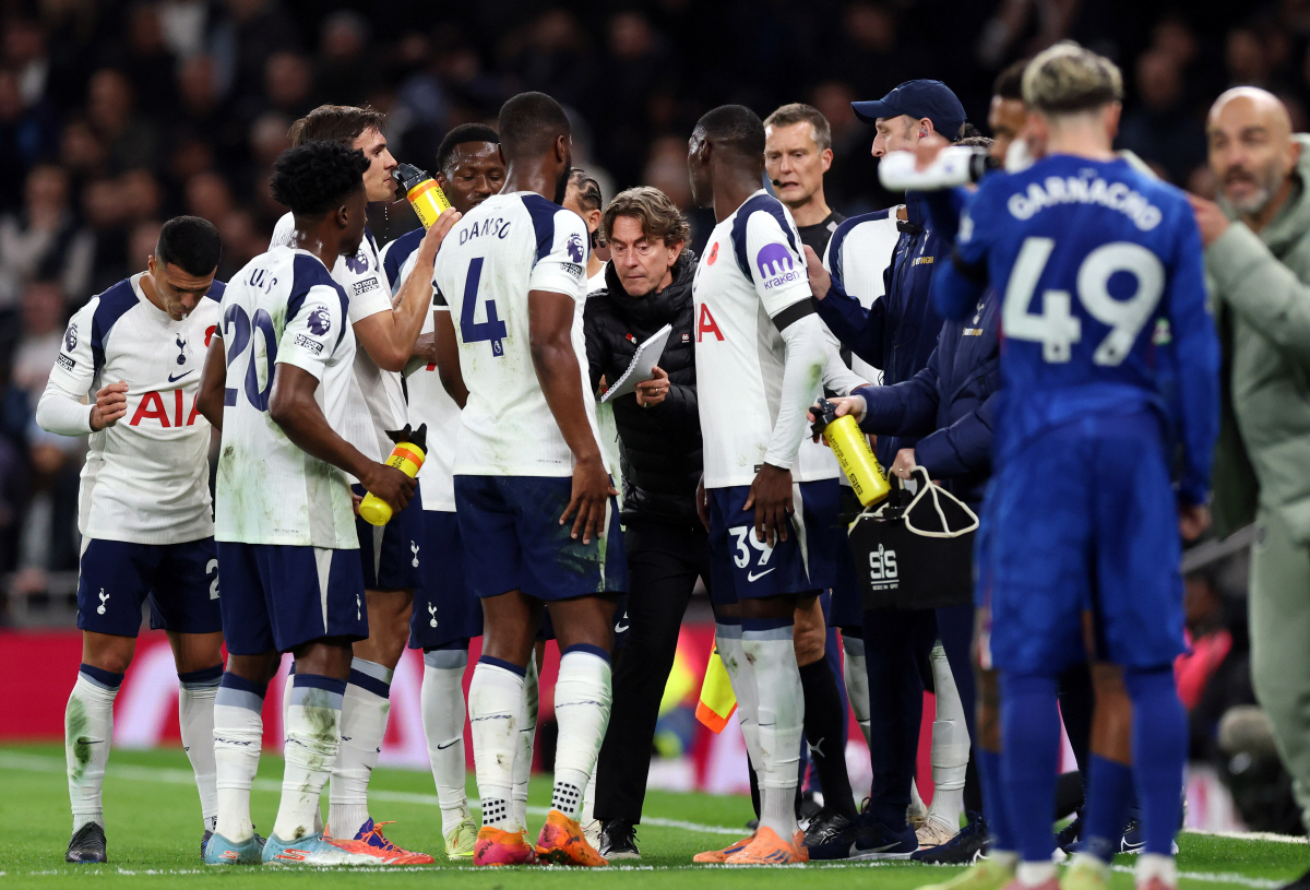 "'주장' 손흥민 시절이 그립다" 판 더 펜→스펜스 '감독 패싱', 결국…