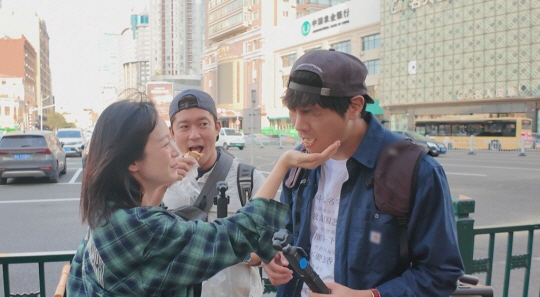 "연인만 가능" 전소민♥최다니엘, 또 핑크빛..'먹뱉' 받아주는 사이 (…