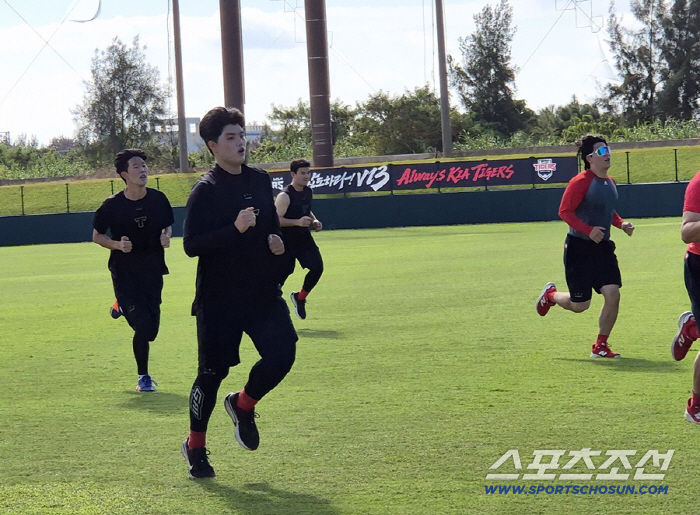 "토할 것 같아요"…'지옥' 8km 뛰고 6㎞ 더, KIA 日 코치의 강…