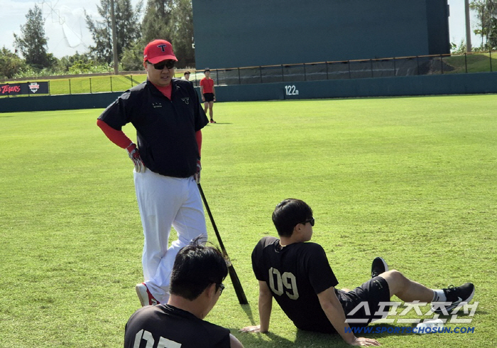 "토할 것 같아요"…'지옥' 8km 뛰고 6㎞ 더, KIA 日 코치의 강…