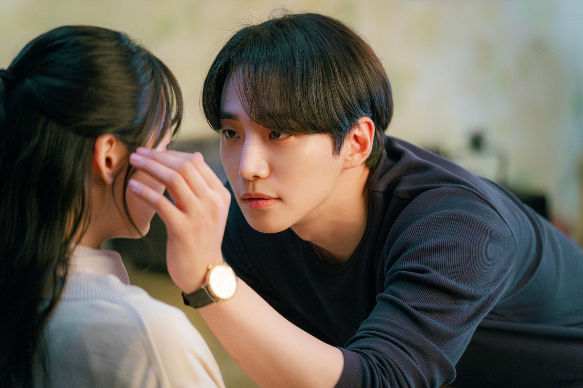 이준호, '옷소매'→'킹더랜드'→'태풍상사'로 완성한 태풍급 '멜로 눈빛…