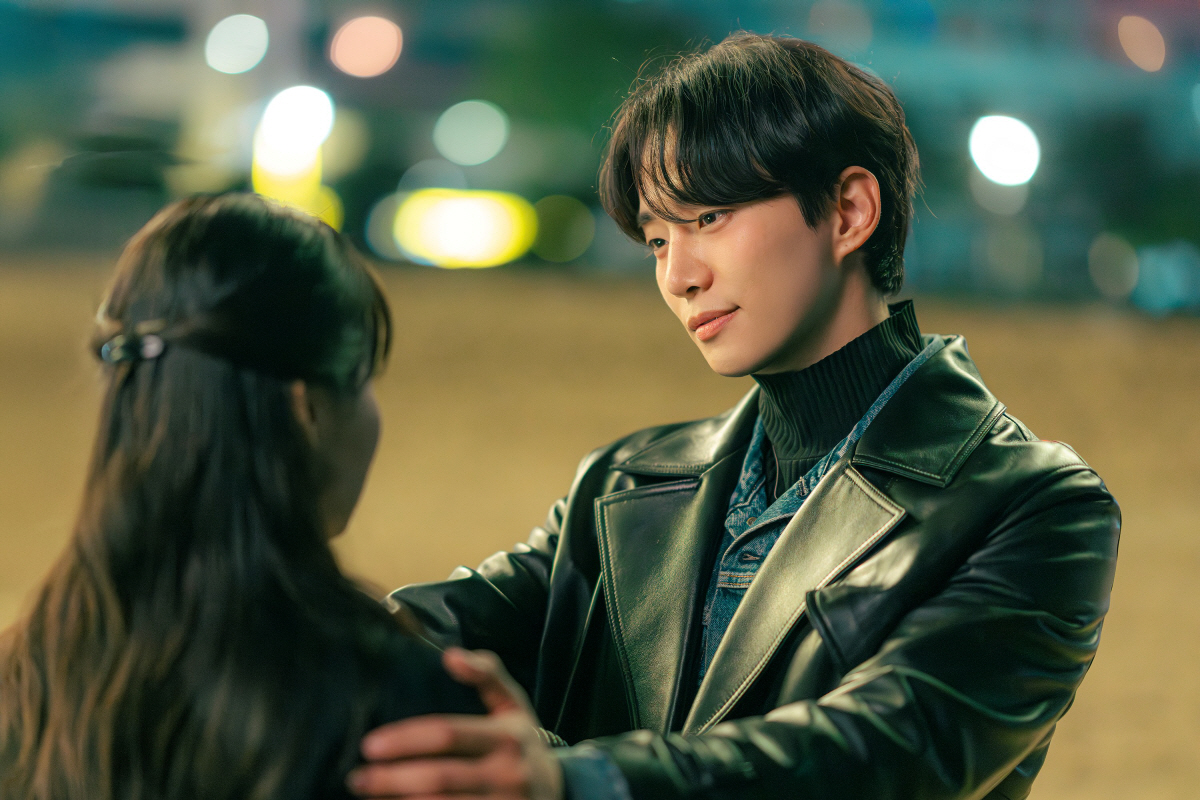 이준호, '옷소매'→'킹더랜드'→'태풍상사'로 완성한 태풍급 '멜로 눈빛…