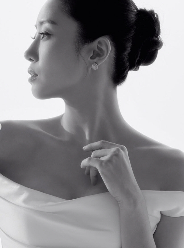 티아라 함은정, 순백 웨딩드레스 자태…♥김병우 감독과 달콤 반지 교환[S…