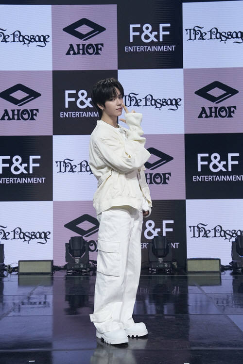 [SC현장] "2025 최고의 신인"…아홉, '러프 청춘'으로 그려낼 성…