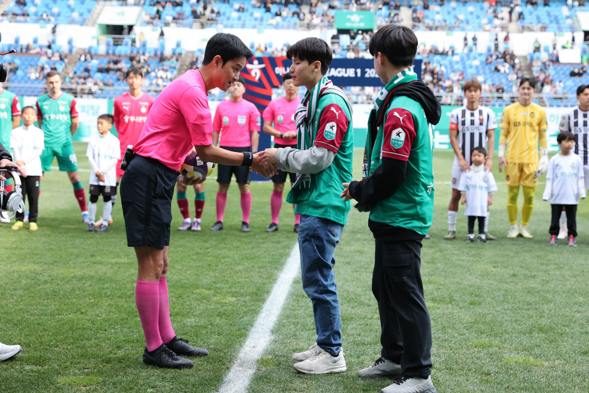 "따뜻한 동행" '모두의 축구장→목소리로 전하는 축구' 한국프로축구연맹,…