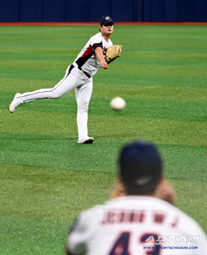 '캐치볼 짝꿍' 김서현-정우주, 대표팀 합류해 캐치볼로 컨디션 점검[고척 현장]