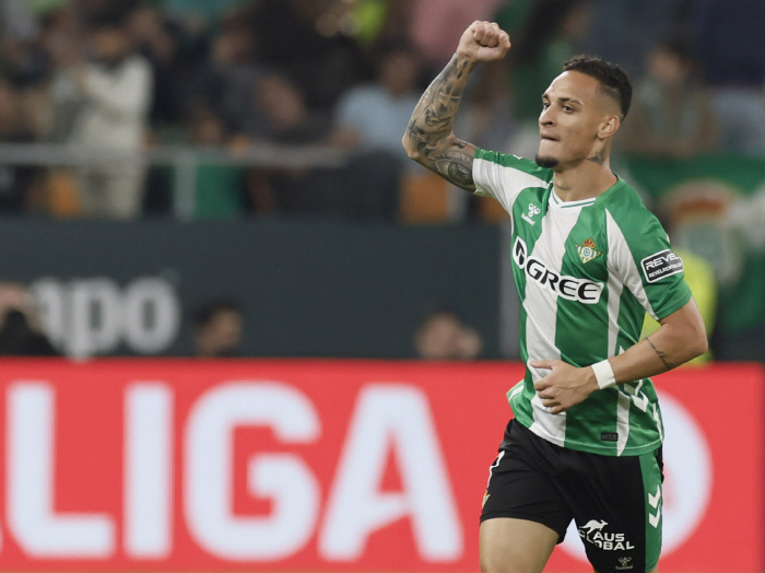 '탈맨유 효과의 정석' 베티스 간 금쪽이, 1년도 되지 않아 맨유 통산 기록 넘었다...브라질 대표팀 복귀까지 '거론'