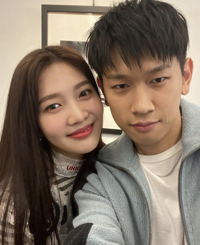 크러쉬, '4년 열애♥'조이 여동생 결혼식서 축가…벌써 '예비 처가' 모…