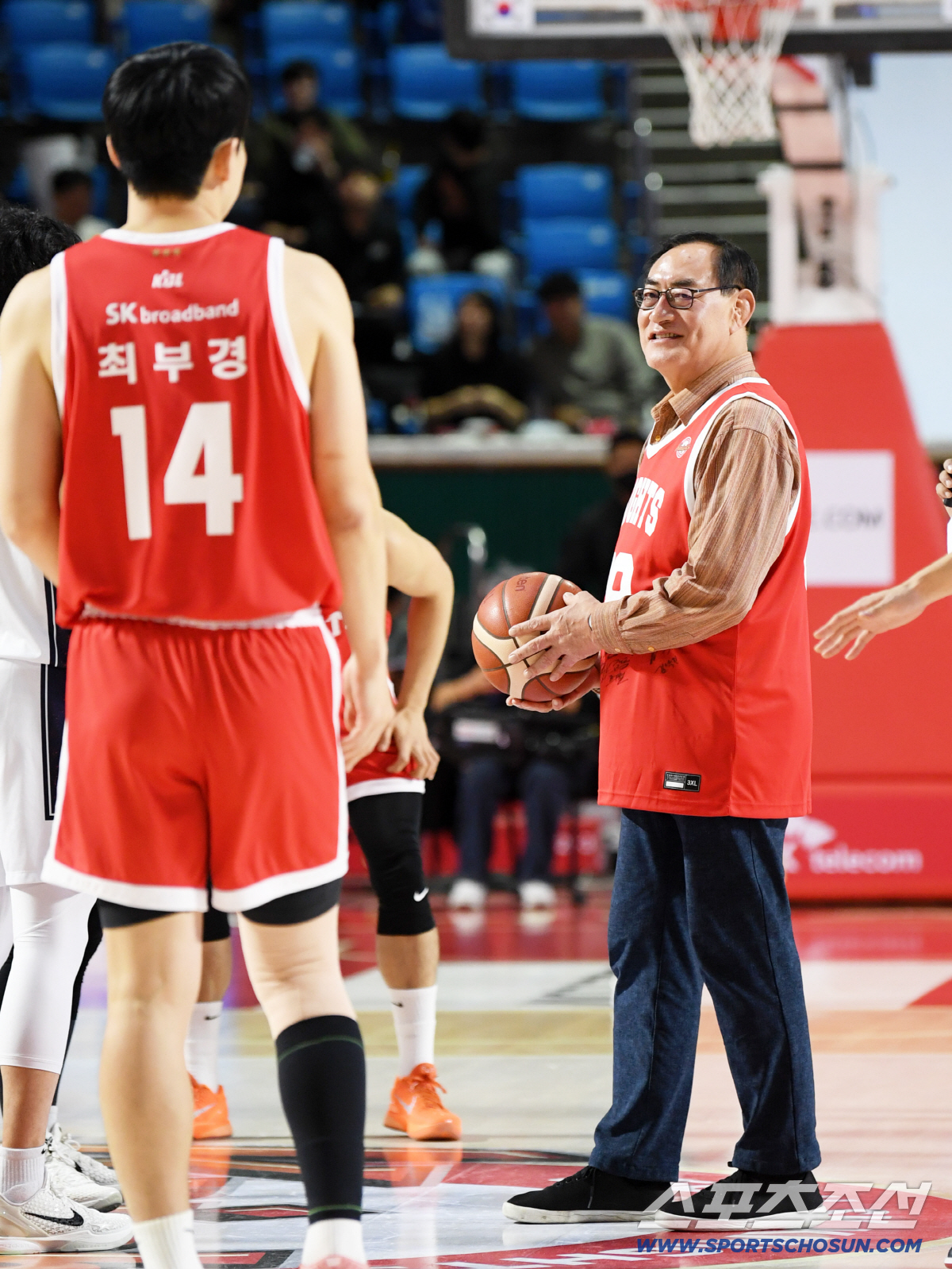 [포토] 하형주 이사장 'SK 나이츠 점프볼 퍼포먼스'