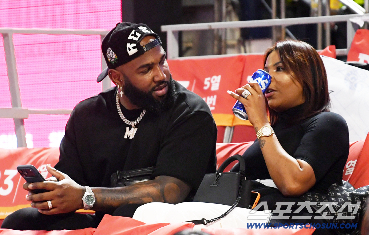 [포토] 마르셀 오즈나 '하성킴 따라 한국 농구장 직관'