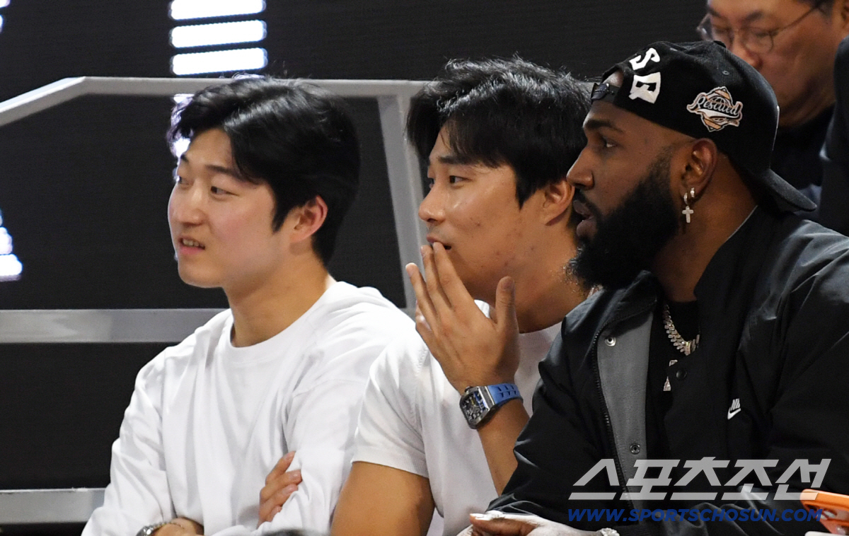 [포토] 메이저리거 김하성 '취재진 발견 후 깜짝이야'