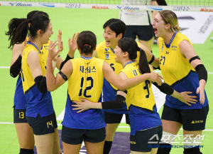 '우승후보' 기업은행 3연패 어쩌나…현대건설 셧아웃 완승 1위 점프[수원 리뷰]