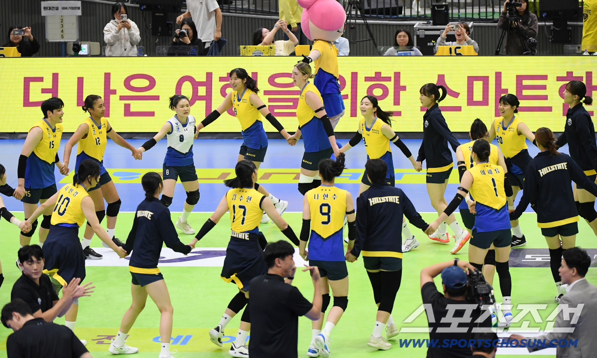 [포토] 승리 세리머니 펼치는 현대건설, 1위 점프