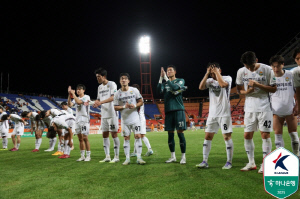 '통한의 실수 프리킥 골대 불운' 강원, 히로시마 원정에서 아쉬운 0-1 패배[ACLE 리뷰]
