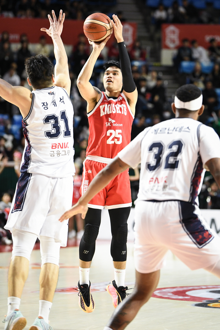 '연패 면하고, 연패 안기고' SK, KCC에 설욕 성공 76-68 승리…KCC, 시즌 첫 3연패 수렁 중위권 하락