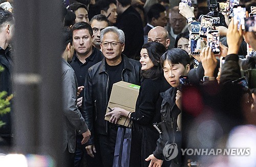 (서울=연합뉴스) 이진욱 기자 = 젠슨 황 엔비디아 CEO와 그의 딸 메디슨 황이 지난 30일 오후 서울 삼성역 인근 깐부치킨에서 이재용 삼성전자 회장, 정의선 현대차그룹 회장과 '치맥' 회동을 하기 위해 이동하고 있다. 2025.10.30 [공동취재] cityboy@yna.co.kr