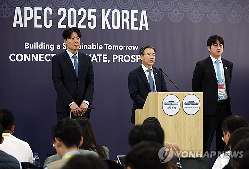 (경주=연합뉴스) 한상균 기자 = 김용범 정책실장이 31일 경북 경주 APEC 미디어센터에서 젠슨 황 엔비디아 최고경영자 접견 등에 관한 브리핑을 하고 있다. 왼쪽부터 김우창 국가AI정책비서관, 김 정책실장, 하정우 AI미래기획수석. 2025.10.31 xyz@yna.co.kr