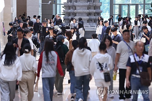 (서울=연합뉴스) 강민지 기자 = 국립중앙박물관은 올해 1월 1일부터 이달 15일까지 박물관을 찾은 관람객이 총 501만6천382명으로 잠정 집계됐다고 밝혔다. 연간 관람객이 500만명대를 기록한 건 1945년 박물관(당시 국립박물관) 개관 이후 처음이다. 사진은 17일 북적이는 박물관 모습. 2025.10.17 mjkang@yna.co.kr