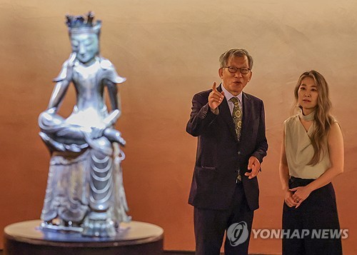 (서울=연합뉴스) 김도훈 기자 = 유홍준 국립중앙박물관장이 21일 서울 용산구 박물관을 예방한 넷플릭스 애니메이션 '케이팝 데몬 헌터스'의 매기 강 감독에게 사유의 방에 전시된 반가사유상에 대해 설명해주고 있다. 2025.8.21 superdoo82@yna.co.kr
