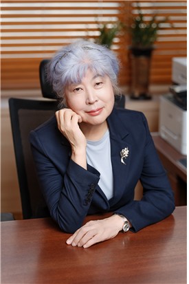 유영번역상에 '험볼트의 선물' 옮긴 전수용 한국문학번역원장