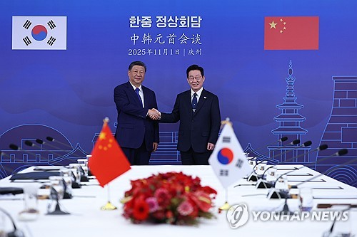 이재명 대통령과 시진핑 중국 국가주석이 1일 경북 국립경주박물관에서 한중 정상회담에 앞서 기념 촬영을 하고 있다. [연합뉴스 자료사진]
