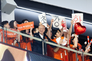 한화 김승연 회장, 준우승 이글스 선수단에 '오렌지색 폰' 선물