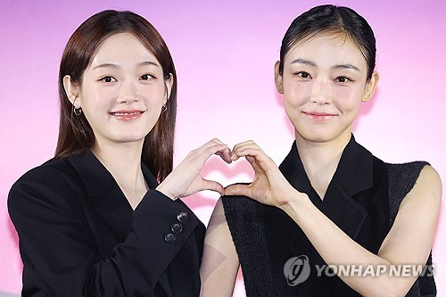 (서울=연합뉴스) 진연수 기자 = 배우 전소니(오른쪽)와 이유미가 5일 서울 용산구 CGV용산아이파크몰에서 열린 넷플릭스 시리즈 '당신이 죽였다' 제작발표회에서 포즈를 취하고 있다. 2025.11.5 jin90@yna.co.kr