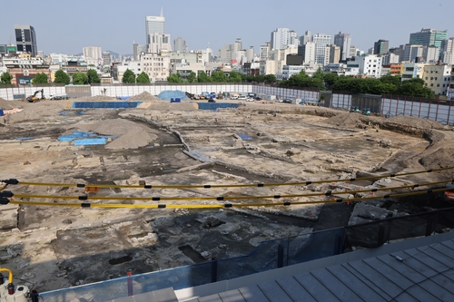 (서울=연합뉴스) 조보희 기자 = 서울 종로구 세운4구역 재개발 공사현장. 종로3와 종로 4가 사이 종묘 맞은편 지역이다. 세운상가 옥상에서 본 모습이다. 2024.5.9