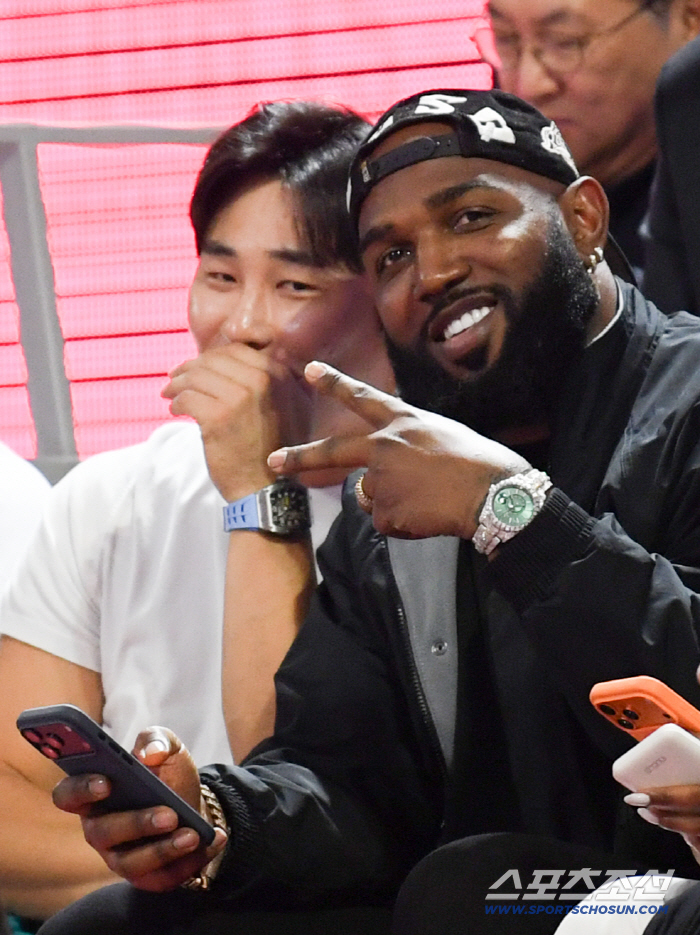 '하성킴 포즈 좀 취해봐' 팀 동료 마르셀 오즈나 넉살에 빵 터진 김하성, 한국농구 매력에 푹 빠졌네