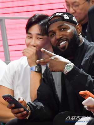 '하성킴 포즈 좀 취해봐' 팀 동료 마르셀 오즈나 넉살에 빵 터진 김하성, 한국농구 매력에 푹 빠졌네