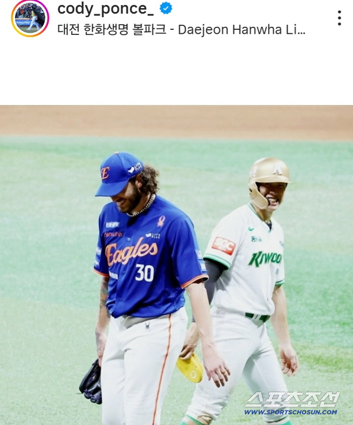 폰세의 SNS 추억. 최재훈, 문동주, 정우주... 그런데 송성문이 왜나와.