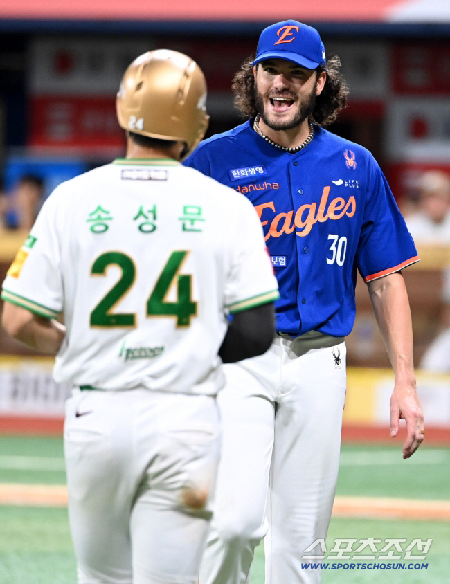 폰세의 SNS 추억. 최재훈, 문동주, 정우주... 그런데 송성문이 왜나…