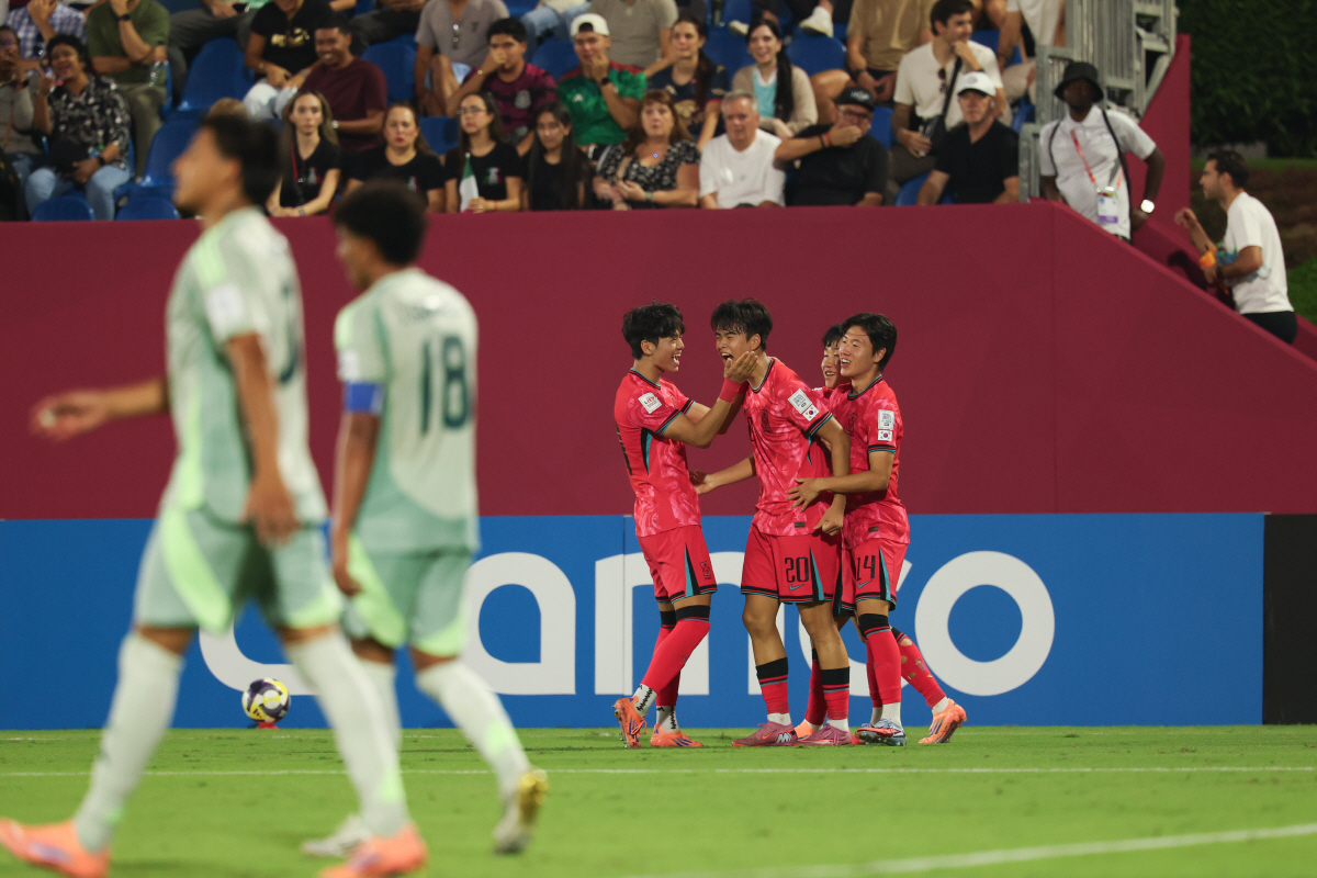 6년 만의 승전보! 백기태호, 멕시코 2:1 제압…'죽음의 조'서 힘찬 …