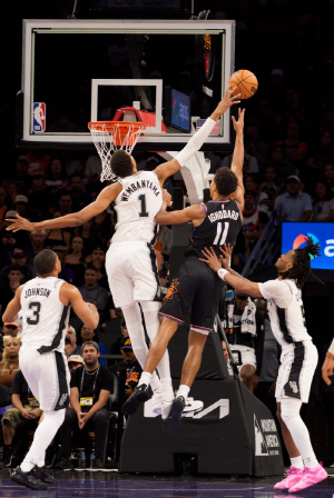 웸반야마 원맨팀 vs 샌안토니오 우승후보. 뜨거운 논쟁 '산왕 우승후보론'. 美 매체 