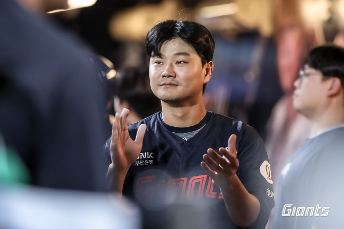 1년만에 홈런 18개→4개로 추락, '반짝' 오명 벗을까?…날개꺾인 손호…