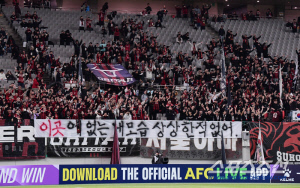 낯선 'ACLE 겨울 홈경기'에 고민빠진 서울월드컵경기장…걸개 내건 FC서울팬 외침에 응답할까