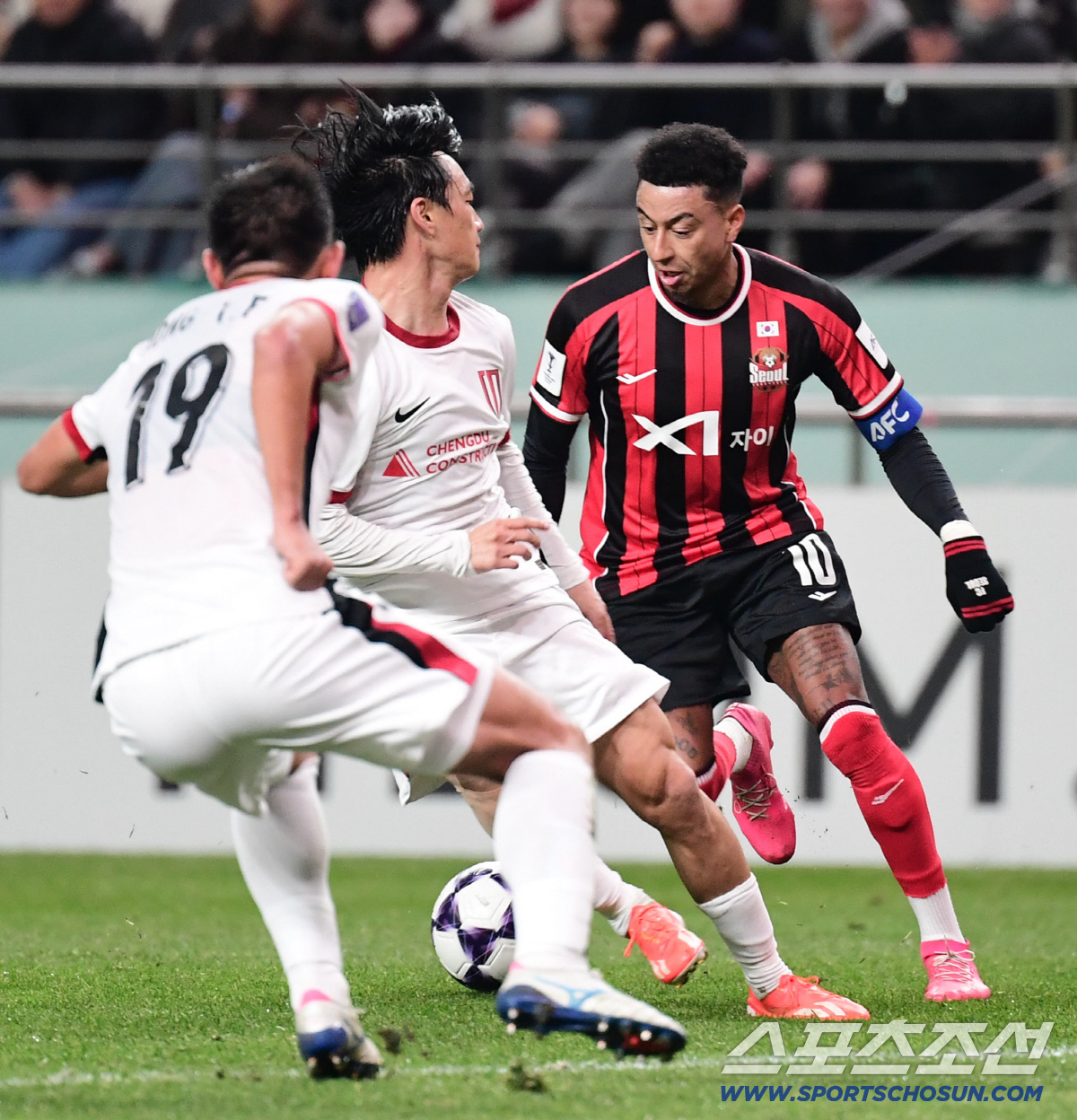 낯선 'ACLE 겨울 홈경기'에 고민빠진 서울월드컵경기장…걸개 내건 FC…