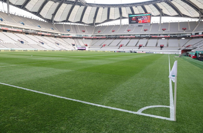 낯선 'ACLE 겨울 홈경기'에 고민빠진 서울월드컵경기장…걸개 내건 FC…