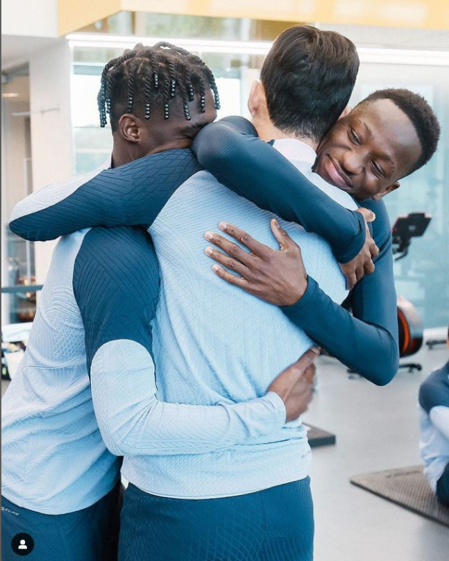 토트넘 '오피셜' 공식 확인! 에이전트 총으로 위협→체포…익명의 EPL …