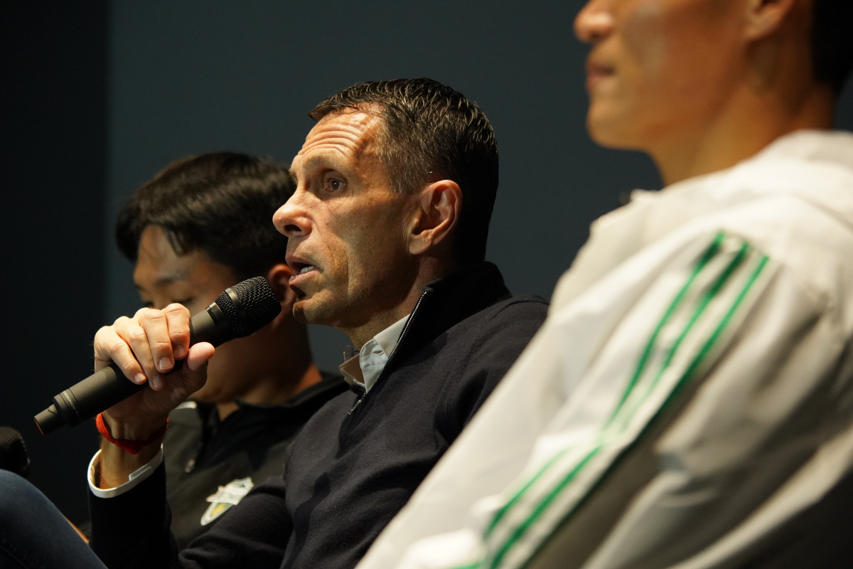 [전주 현장]포옛 "이런 리더 전 세계에 없다"…캡틴 박진섭, 전북 K리…