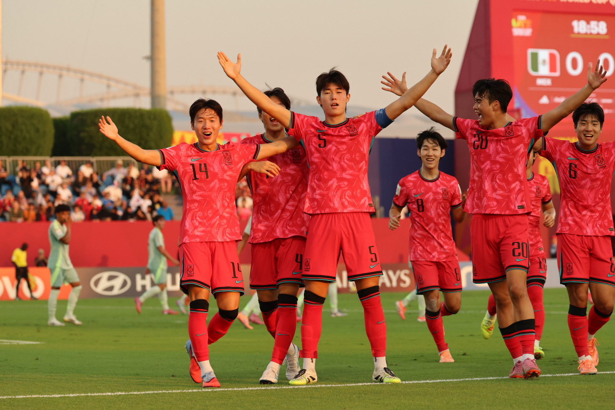 '韓 새 역사 썼다'→'골든보이' 이강인도 환호, U-17 대표팀 드디어…